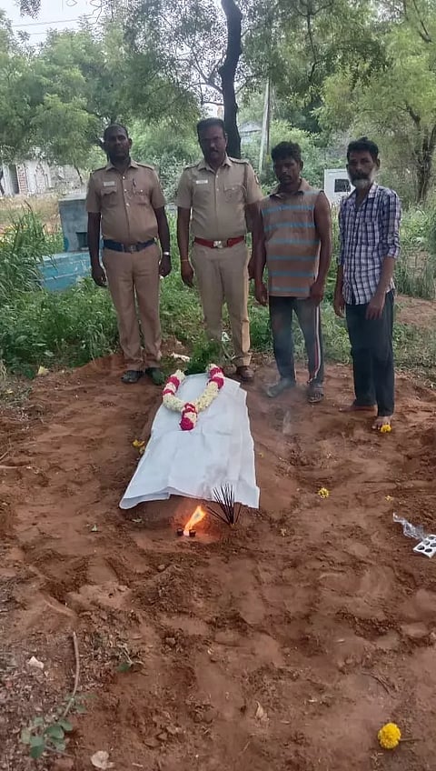 நொய்யல் அருகே காவிரி ஆற்றில் இறந்த அடையாளம் தெரியாத பெண் பிரேத பரிசோதனைக்கு பின் உடல் அடக்கம்