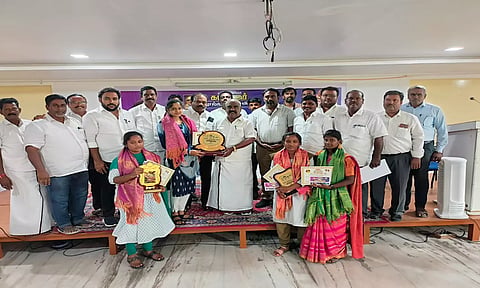பேச்சுப்போட்டியில் வெற்றி பெற்ற மாணவர்களுக்கு அமைச்சர் செஞ்சி மஸ்தான் சான்றிதழ் வழங்கிய காட்சி.