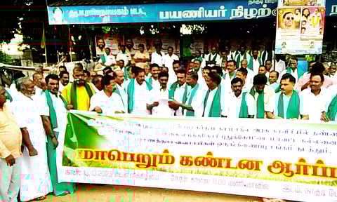 கருகும் நெற்பயிர்களை காப்பாற்ற தண்ணீர் கோரி அறந்தாங்கியில் விவசாயிகள் போராட்டம்