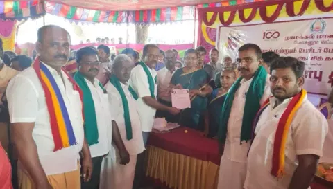 கலெக்டர் டாக்டர். உமாவிடம் மனு கொடுத்த போது எடுத்த படம்.