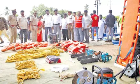 ஆறு, வெள்ளத்தில் தத்தளிப்பவர்களை மீட்பது குறித்து பயிற்சி ஒத்திகை நடைபெற்றது.