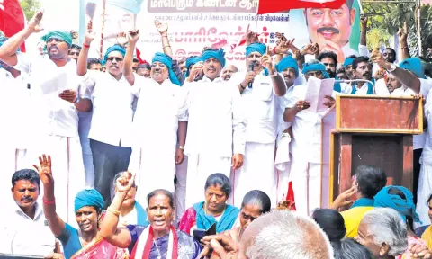 ஆர்ப்பாட்டத்தில் ஈடுபட்ட இந்திய ஜனநாயக கட்சியினர்.