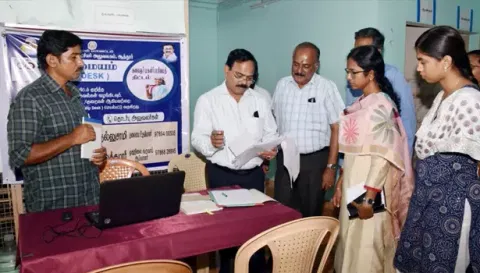 ஆத்தூர் வருவாய் கோட்டாட்சியர் அலுவலகத்தில் அமைக்கப்பட்டுள்ள கலைஞர் மகளிர் உரிமை திட்ட உதவி மையத்தை மாவட்ட கண்காணிப்பு அலுவலர் சங்கர் நேரில் பார்வையிட்டு ஆய்வு செய்தார். அருகில் கூடுதல் கலெக்டர் (வளர்ச்சி) அலர்மேல்மங்கை, உதவி கலெக்டர் (பயிற்சி) சுவாதிஸ்ரீ, ஆத்தூர் வருவாய் கோட்டாட்சியர் ரமேஷ் ஆகியோர் உள்ளனர்.