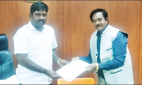 டாக்டர் கே.கிங் கலெக்டர் கிறிஸ்துராஜை சந்தித்து மனு கொடுத்த காட்சி.