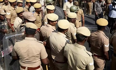 சென்னை-புறநகர் பகுதிகளில் அதிரடி வேட்டை: மாமூல் கேட்டு மிரட்டும் ரவுடிகள் ரகசிய கண்காணிப்பு