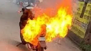 பேட்டரி ஸ்கூட்டர் திடீரென தீப்பிடித்து எரிந்து நாசம்