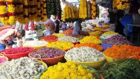 மகாளய அமாவாசையை முன்னிட்டு பூக்களின் விலை உயர்வு