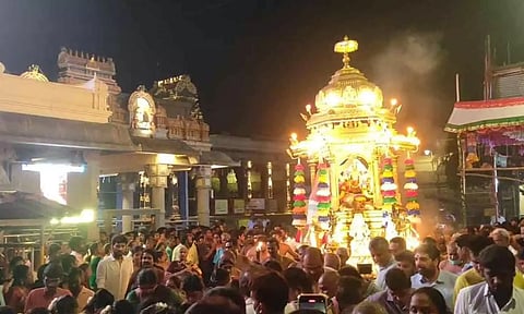 காமாட்சி அம்மன் கோவிலில் தங்கத்தேர் உற்சவம்