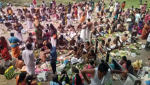 மகாளய அமாவாசையை முன்னிட்டு மோகனூர் காவிரி ஆற்றில் தங்களது முன்னோர்களுக்கு தர்ப்பணம் கொடுக்க குவிந்தவர்களை படத்தில் காணலாம்.&nbsp;&nbsp;