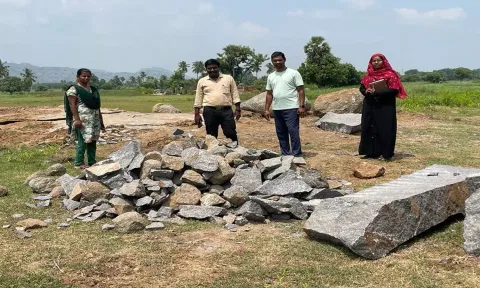 பாறைகள் வெடி வைத்து உடைக்கப்பட்டு உள்ளதை அதிகாரிகள் பார்வையிட்ட காட்சி.