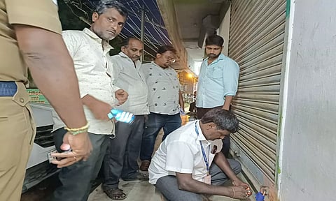 பட்டாசு கடைக்கு சீல் வைத்த காட்சி.