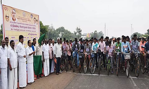 சைக்கிள் போட்டியை எம்.எல்.ஏ.க்கள் நா.புகழேந்தி, லட்சுமணன் ஆகியோர் கொடியசைத்து தொடங்கி வைத்தனர்.