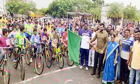 சைக்கிள் போட்டியை கலெக்டர் அருண் தம்புராஜ், மேயர் சுந்தரி ராஜா ஆகியோர் கொடியசைத்து தொடங்கி வைத்தனர்.
