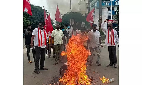 கர்நாடக முதல்  மந்திரி உருவபொம்மையை தீ வைத்து எரித்த காட்சி.&nbsp;