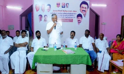 ஆய்வு கூட்டத்தில் நெல்லை  கிழக்கு மாவட்ட தி.மு.க. செயலாளர் ஆவுடையப்பன் பேசியபோது எடுத்தபடம். அருகில் மாவட்ட அவைத்தலைவர் கிரகாம்பெல் மற்றும் பலர் உள்ளனர்.