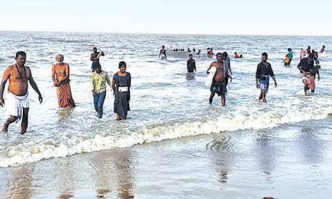 கோடியக்கரை கடலில் புனிதநீராடிய பொதுமக்கள்.