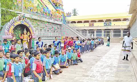 சிலைகள், செப்பேடுகளை மாணவர்கள் பார்வையிட்டளர்.