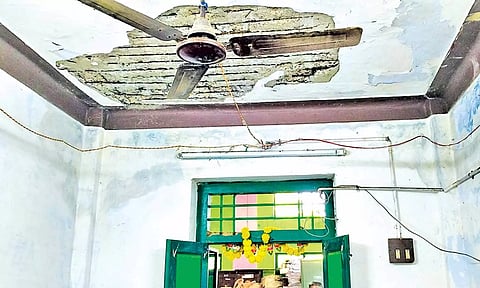 மேற்காரைகள் யெர்ந்துள்ள அலுவலக கட்டிடம்.