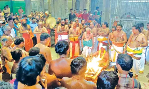 மண்டலாபிஷேக யாகசாலை பூஜைகள் நடந்தது.
