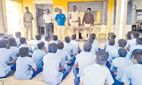 மாணவர்களுக்கு விழிப்புணர்வு ஏற்படுத்தப்பட்டது.