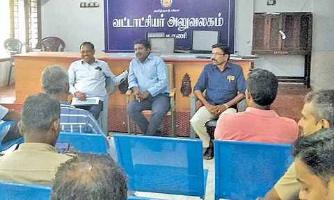 பேராவூரணி தாசில்தார் அலுவலகத்தில் ஆலோசனை கூட்டம் நடந்தது.