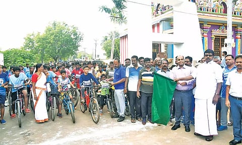 பள்ளி மாணவர்களுக்கான சைக்கிள் போட்டி நடந்தது.