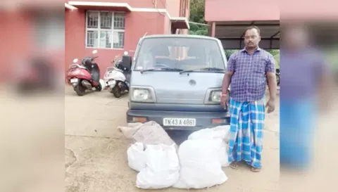 சோதனையில் பிடிபட்ட வாகனம், போதை பொருட்கள் மற்றும் கைது  செயய்யப்பட்ட கார்த்திக்.