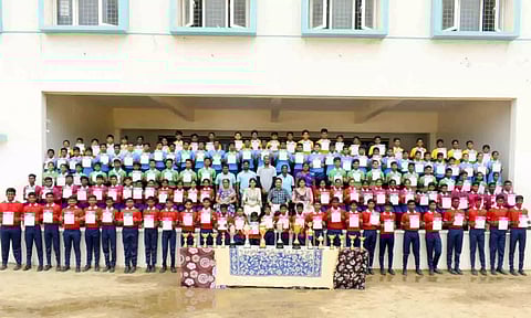 பல்வேறு போட்டிகளில் வெற்றி பெற்ற ஜெய் சாரதா பள்ளி மாணவ-மாணவிகளை படத்தில் காணலாம்.
