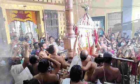 குலசை முத்தாரம்மன் கோவில் தசரா திருவிழா இன்று கொடியேற்றத்துடன் தொடங்கியது