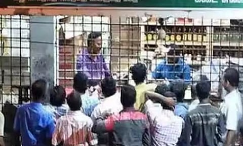 பொன்னேரி- மீஞ்சூரில் மதுகுடித்து விட்டு சாலையில் போதையில் கிடக்கும் குடிமகன்கள்