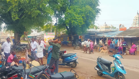 வாழப்பாடி சந்தைப்பேட்டை அருகே தம்மம்பட்டி சாலையில் திறந்தவெளியில் இயங்கும் இறைச்சி கடைகள்.