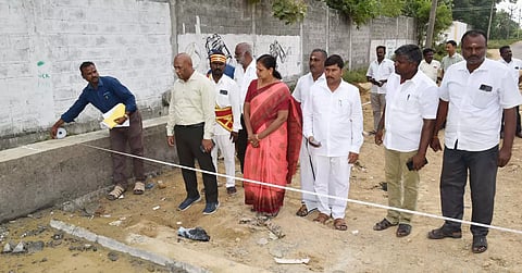 சாலை அகலப்படுத்தும் பணியை கலெக்டர் பழனி பார்வையிட்ட போது எடுத்த படம்.