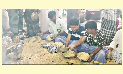 கறி விருந்துக்கு உணவு தயார் செய்யப்படும் காட்சி.