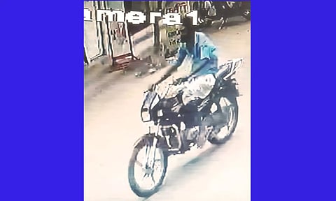 கண்காணிப்பு கேமராவில் பதிவான காட்சி.