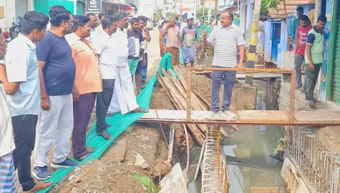 சிவதாபுரத்தில் சாக்கடை கால்வாய் அமைக்கும் பணியை அருள் எம்.எல்.ஏ பார்வையிட்ட காட்சி.