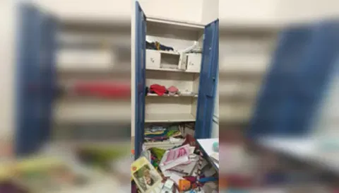 பீரோ உடைக்கப்பட் டுள்ளதையும், வீட்டில் இருந்த பொருட்கள் சிதறி கிடப்பதையும் படத்தில் காணலாம்.