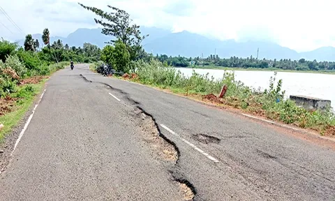 இலத்தூரில் ஜல்லிகள் பெயர்ந்தும்-தெருவிளக்குகள் இன்றியும் காணப்படும் பெரியகுளம் சாலை