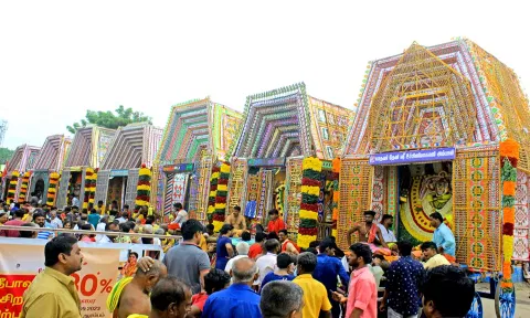 பாளை ராஜகோபாலசுவாமி கோவில் முன்பு சப்பரங்கள் அணிவகுத்து நின்ற காட்சி.&nbsp;