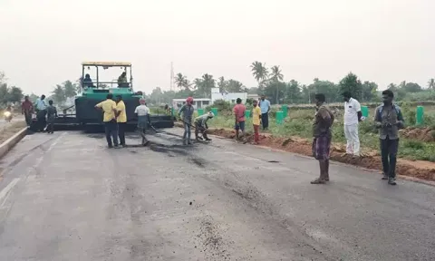 அரூர் அருகே பழைய ரோட்டின் மீது புதிய ரோடு அமைக்கும் பணி நடப்பதை படத்தில் காணலாம்.&nbsp;