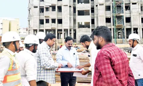 அடுக்குமாடி குடியிருப்புகள் கட்டும் பணிகளை ஆய்வு செய்த அதிகாரி.