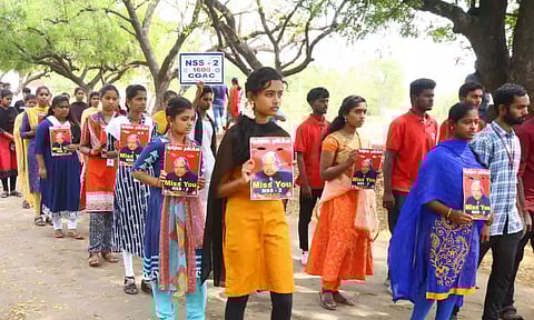 பேரணியில் பங்கேற்ற மாணவ, மாணவிகள்.&nbsp;