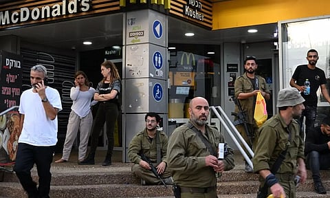 இலவச உணவா? மெக்டொனால்ட்'ஸ் முடிவிற்கு உலகெங்கும் வலுக்கும் எதிர்ப்பு