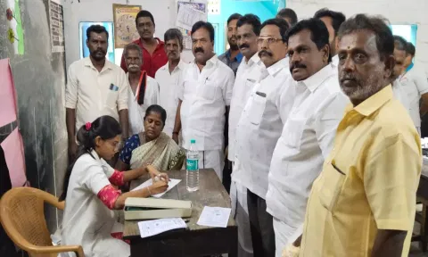 சித்த மருத்துவ முகாமில் பொதுமக்களுக்கு பரிசோதனை செய்யப்பட்டது.
