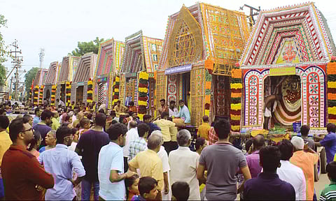 நெல்லை, பாளையங்கோட்டையில் 11 அம்மன் சப்பரங்கள் அணிவகுப்பு