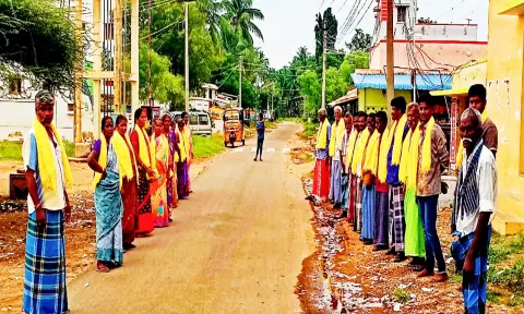 மனித சங்கிலி பேரணியில் கலந்து கொண்டவர்கள்.