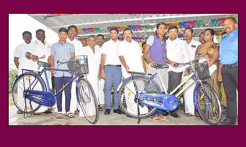 மாணவ, மாணவிகளுக்கு அமைச்சர் ராஜகண்ணப்பன் சைக்கிள் வழங்கிய போது எடுத்த படம்.