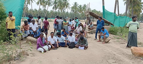 மாட்டு வண்டி தொழிலாளர்கள் காத்திருப்பு போராட்டம்