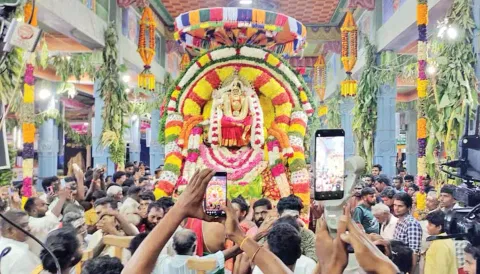 குலசை கோவிலில் நேற்றிரவு துர்க்கை கோலத்தில் முத்தாரம்மன் எழுந்தருளி பக்தர்களுக்கு  காட்சி கொடுத்த போது எடுத்த படம்.