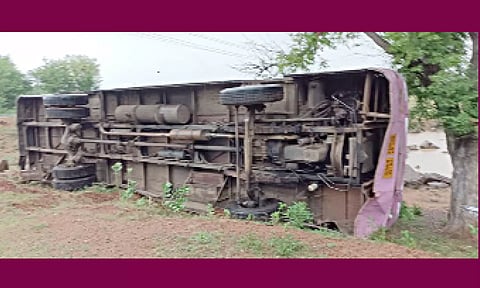 கவிழ்ந்து கிடக்கும் அரசு பஸ்.