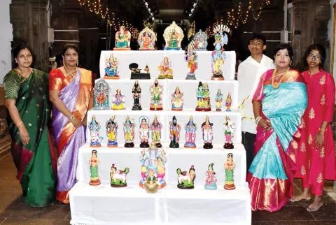 திருச்செந்தூர் கோவிலில் வைக்கப்பட்ட கொலுவை படத்தில் காணலாம்.
